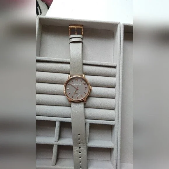 Marc by Marc Jacobs baker rose grey leather watch - Picture 12 of 12